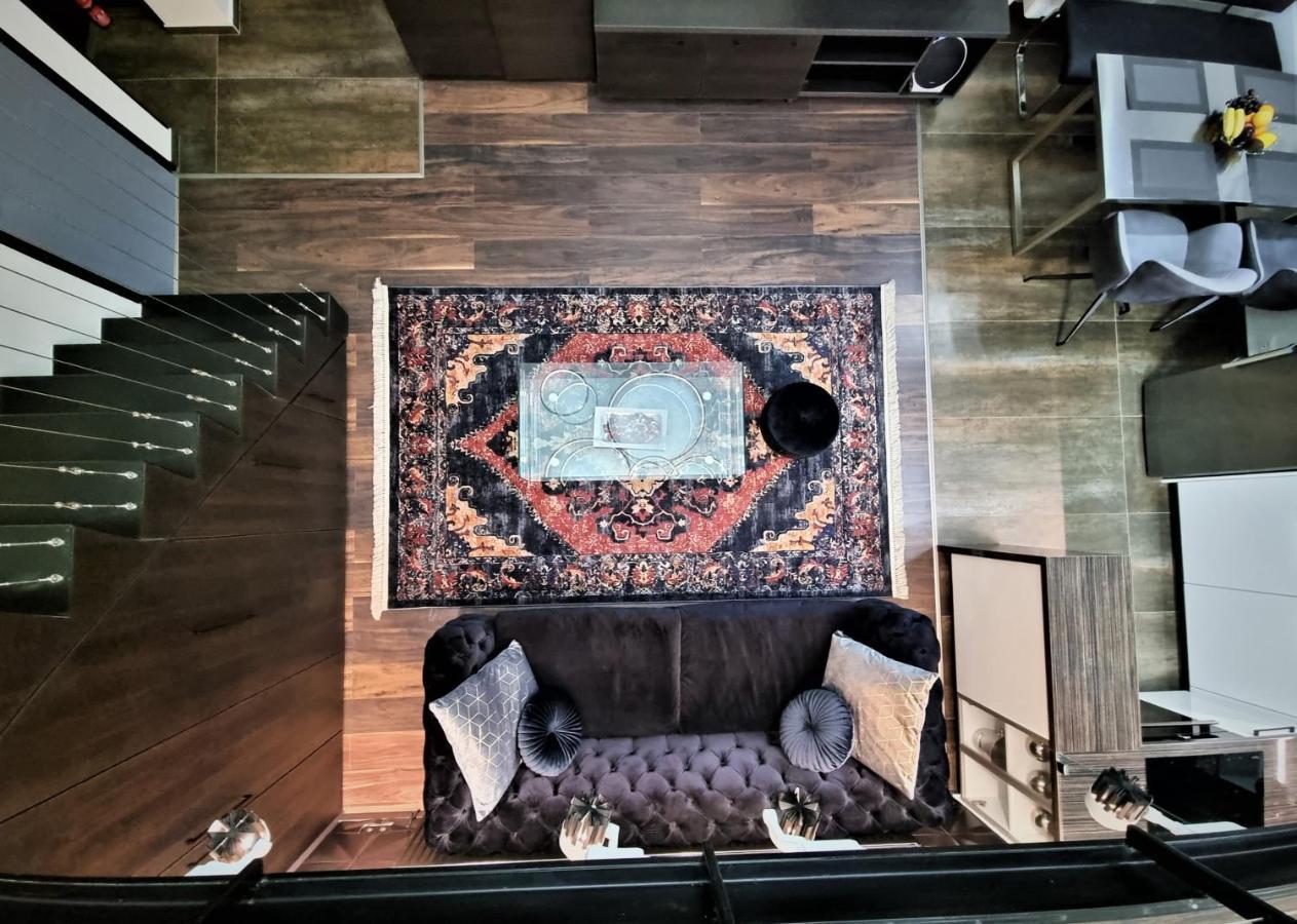 Goldcentral Apartment Art B6-Private Terrace-Steps From New York Cafe — Photos 1