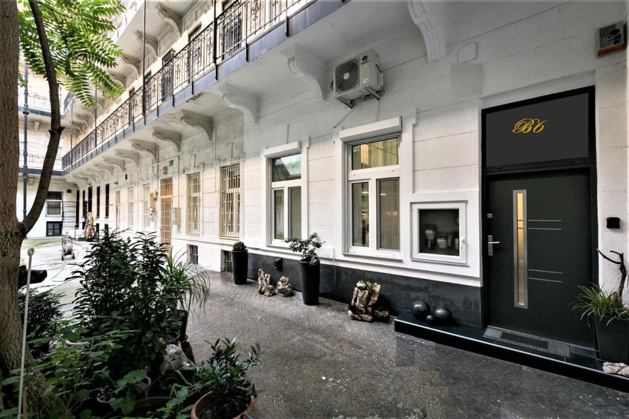 Goldcentral Apartment Art B6-Private Terrace-Steps From New York Cafe, Budapest